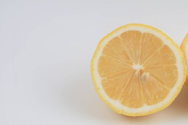 Beyaz arka planda limon meyvesi. Organik doğal tropikal yaz meyvesi. Tasarımınızı ya da ambalaj modellerinizi yerleştirmek için boş alana sahip en küçük arkaplan