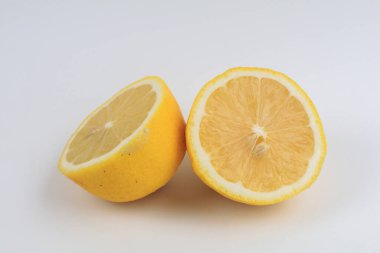 Beyaz arka planda limon meyvesi. Organik doğal tropikal yaz meyvesi. Tasarımınızı ya da ambalaj modellerinizi yerleştirmek için boş alana sahip en küçük arkaplan