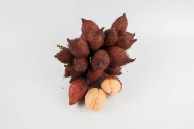 Beyaz arka planda yılan meyvesi. Tek parça ve yarı yarıya tropikal yılan meyvesi. Tayland 'dan ünlü egzotik meyveler.
