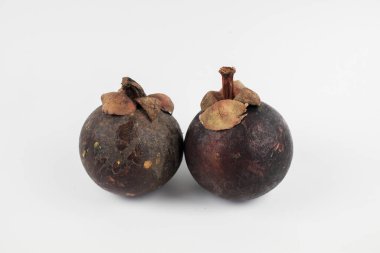 Beyaz arka planda mangosteen meyvesi. Meyve Kraliçesi, sulu beyaz segmentli tropikal meyve.