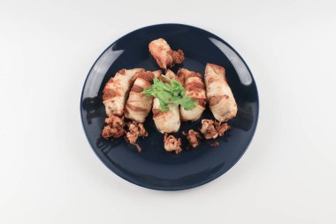 Beyaz masada sarımsaklı kalamar ve yasemin pilavı. Asya Tayland yemeği. deniz ürünleri menüsü.