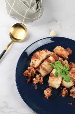 Beyaz masada sarımsaklı kalamar ve yasemin pilavı. Asya Tayland yemeği. deniz ürünleri menüsü.