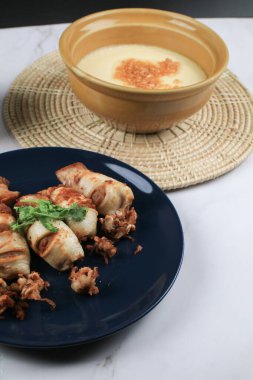 Buharda yumurta ve sarımsaklı kalamar. Tayland sokak lokantası menüsü. Ev yemeği konsepti.