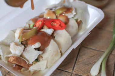 Üstünde yengeç ve tatlı soslu taze yumurtalı börek. Asya Gıda Tayland tarzı bakış açısı. Sağlıklı gıda konsepti.