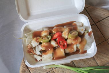 Üstünde yengeç ve tatlı soslu taze yumurtalı börek. Asya Gıda Tayland tarzı bakış açısı. Sağlıklı gıda konsepti.