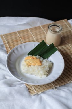 Hindistancevizi sütlü durian pilavı. Asya Tayland tatlıları, yaz tropikal meyve yemekleri. Khao Nieow Nam Kati Durian