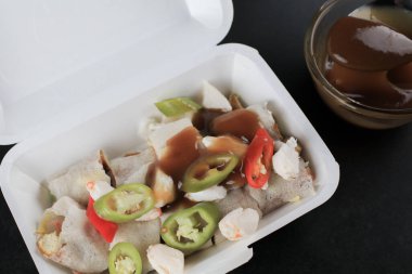 Yengeçli taze börek ve siyah masada tatlı sos. Asya Gıda Tayland tarzı bakış açısı. Sağlıklı gıda konsepti.