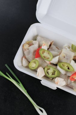 Yengeçli taze börek ve siyah masada tatlı sos. Asya Gıda Tayland tarzı bakış açısı. Sağlıklı gıda konsepti.