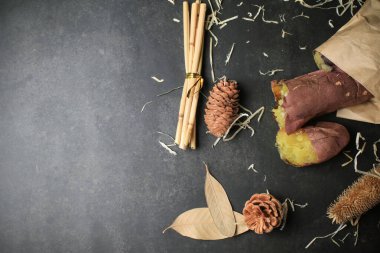 Japon usulü kızarmış tatlı patates. Organik sağlıklı sebze. Taze doğal kök. Diyet ve Sağlıklı Yemek.