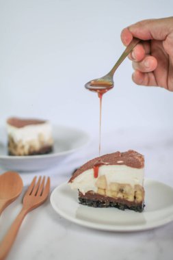 Ev yapımı muzlu muzlu kek, krem şanti ve masada karamel sosu..