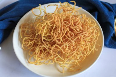 Kalın soslu kızarmış yumurtalı erişte ve beyaz tabakta domuz eti. Çin yemeği. Asya 'nın ünlü sokak yemekleri menüsü..