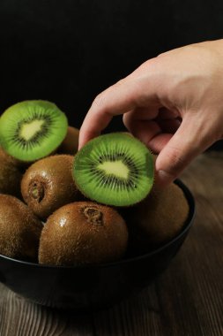 Koyu arkaplanda kivi meyvesi. Yeşil sağlıklı organik meyve kavramı.