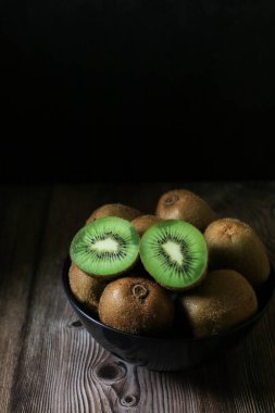 Koyu arkaplanda kivi meyvesi. Yeşil sağlıklı organik meyve kavramı.