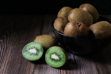 Koyu arkaplanda kivi meyvesi. Yeşil sağlıklı organik meyve kavramı.