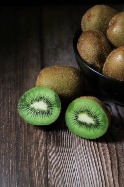 Koyu arkaplanda kivi meyvesi. Yeşil sağlıklı organik meyve kavramı.