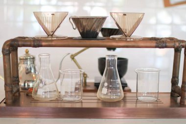 Kahveyi barista demlemek için ahşap tezgahta damlatan kahve. Kahve tezgahında damlatan kahve yapmak için gerekli ekipman..