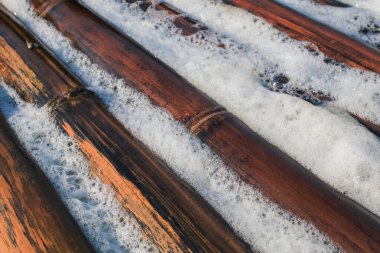 Nehirdeki bambu raftingi boyunca su köpüğünü kapat. Sürdürülebilir doğa materyali geçmişi. Ulaşım, seyahat tatil veya balık tutma.
