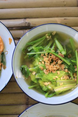 Beyaz kasede kızarmış sarımsaklı ev yapımı sebze çorbası. Lezzetli Asya tarzı yerel Tayland yemekleri..