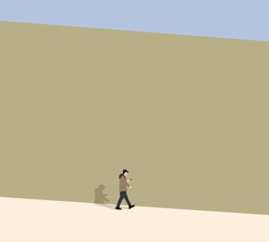 Şehir caddesinde yürürken arkadaşından mesaj alan bir adam. Mutlu stil sahibi, otantik hippi çocuk.