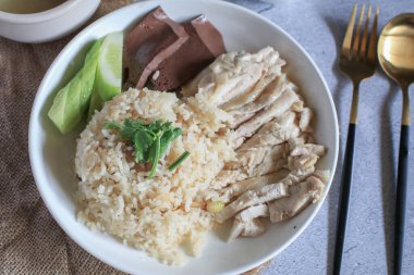 Tavuk çorbası ve sos ile pişirilmiş pilav ya da beyaz tabakta Khao Mun Kai. Tayland yemeği konsepti.