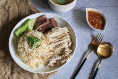 Tavuk çorbası ve sos ile pişirilmiş pilav ya da beyaz tabakta Khao Mun Kai. Tayland yemeği konsepti.