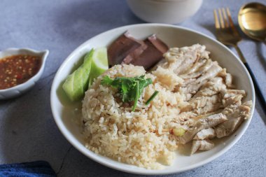 Tavuk çorbası ve sos ile pişirilmiş pilav ya da beyaz tabakta Khao Mun Kai. Tayland yemeği konsepti.