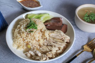 Tavuk çorbası ve sos ile pişirilmiş pilav ya da beyaz tabakta Khao Mun Kai. Tayland yemeği konsepti.