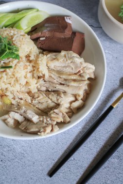 Tavuk çorbası ve sos ile pişirilmiş pilav ya da beyaz tabakta Khao Mun Kai. Tayland yemeği konsepti.