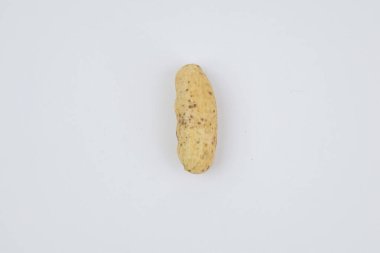 Beyaz arka planda fındık kaynat. Yer fıstığı ya da Arachis hipogaea. Sosyal toplantılarda en sevdiği atıştırmalık içkiyle yenir..