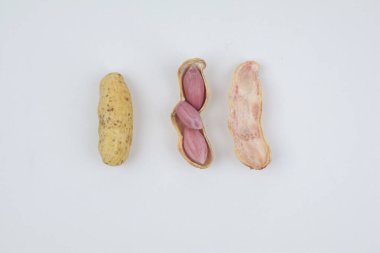 Beyaz arka planda fındık kaynat. Yer fıstığı ya da Arachis hipogaea. Sosyal toplantılarda en sevdiği atıştırmalık içkiyle yenir..