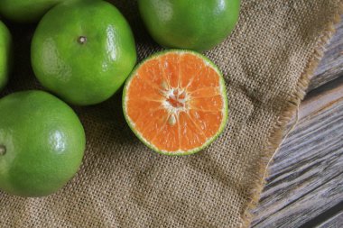 Koyu arkaplanda taze portakal meyveleri. Citrus meyve sıkacağı. Yaz tropik meyveleri. Yemek konsepti. Yaratıcı arkaplan