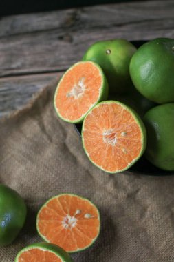 Koyu arkaplanda taze portakal meyveleri. Citrus meyve sıkacağı. Yaz tropik meyveleri. Yemek konsepti. Yaratıcı arkaplan