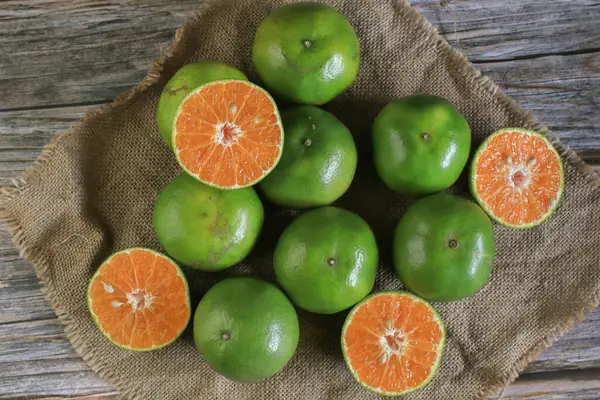 Koyu arkaplanda taze portakal meyveleri. Citrus meyve sıkacağı. Yaz tropik meyveleri. Yemek konsepti. Yaratıcı arkaplan