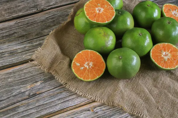 Koyu arkaplanda taze portakal meyveleri. Citrus meyve sıkacağı. Yaz tropik meyveleri. Yemek konsepti. Yaratıcı arkaplan