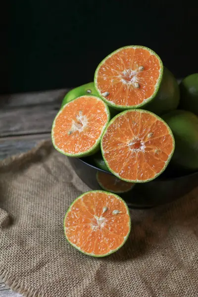 Koyu arkaplanda taze portakal meyveleri. Citrus meyve sıkacağı. Yaz tropik meyveleri. Yemek konsepti. Yaratıcı arkaplan