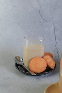 Mini castella kekli buzlu kahve, geleneksel Tayland usulü yumurta keki ya da yumurta ve şekerle yapılan Khanom Khai, yumuşak hamurlu. Lezzetli yerel tatlı.