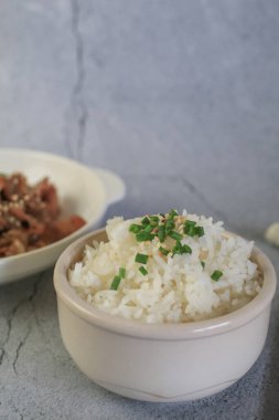 Siyah susamlı pilav ve seramik kasede taze soğan. Tayland ve Asya yemekle beslenir..