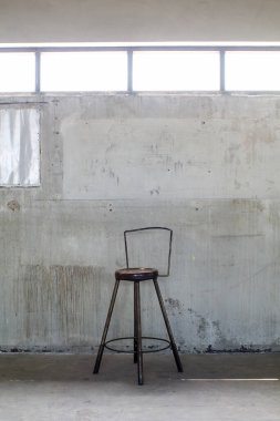 Terk edilmiş binada izole edilmiş çatı katı tarzı eski bar taburesi. Yüksek sandalyeler, Mobilya İç mimarisi