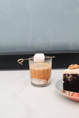 Kirli kahve - espresso shot soğuk taze süt ve lokum ile karıştırılmış masada koyu biralı kek.