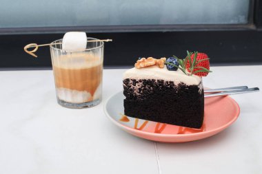 Kirli kahve - espresso shot soğuk taze süt ve lokum ile karıştırılmış masada koyu biralı kek.