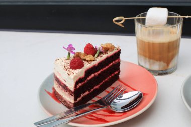 Ahududulu kırmızı kadife kek, kırmızı sünger keki ve krem peynirli krema. Modern Tatlı. Kutlama katmanlı