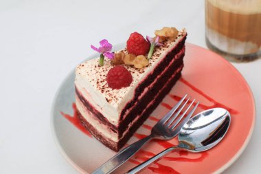 Ahududulu kırmızı kadife kek, kırmızı sünger keki ve krem peynirli krema. Modern Tatlı. Kutlama katmanlı