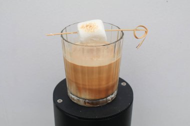 Kirli kahve, soğuk taze süt ve kremayla karıştırılmış espresso. Sabahları kahvaltıda bir şeyler içeriz. Kafede tatlı.