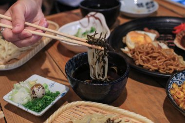 Zaru Ramen, üzerinde dilimlenmiş kızarmış nori ile soğuk ramen eriştesi geleneksel bambu tabağında servis edilir ve damlayan sos..