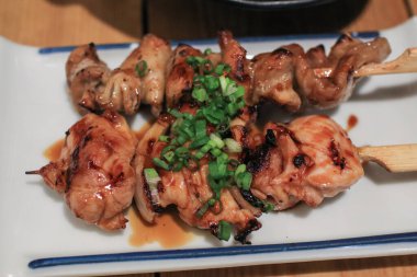 Japon soslu tavuk ızgara Yakitori. İzakaya usulü servis yap. Lezzetli Asya yemekleri.