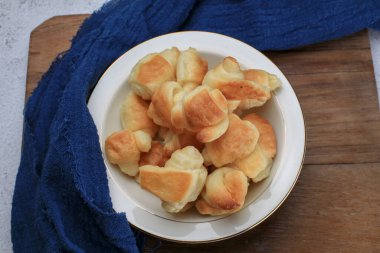 Mini kruvasan, tahtadan yapılmış beyaz ezmeli kahve ya da çayla yenir. Fransız pastanesi, tatlı hamur tatlısı. Kahvaltı hazır..