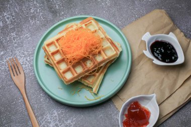 Altın yumurta sarısı iplikleri ya da waffle üzerine Foi Tanga. Yumurta sarısı ve şekerden yapılan ünlü ve lezzetli Tayland tatlıları..