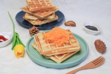 Altın yumurta sarısı iplikleri ya da waffle üzerine Foi Tanga. Yumurta sarısı ve şekerden yapılan ünlü ve lezzetli Tayland tatlıları..