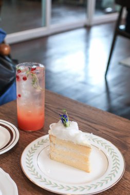 Vanilyalı hindistan cevizli kek ve üstüne taze hindistan cevizi. Tahta masadaki Thai geleneği.