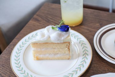 Vanilyalı hindistan cevizli kek ve üstüne taze hindistan cevizi. Tahta masadaki Thai geleneği.